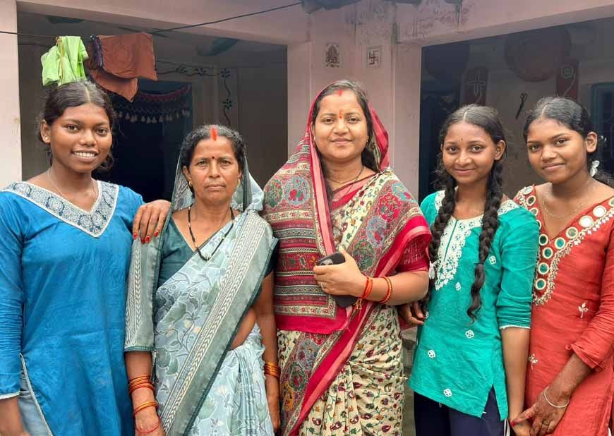 मंत्री लक्ष्मी राजवाड़े पहुंचीं ग्राम कुंजनगर, महिलाओं से किया आत्मीय संवाद