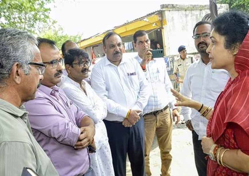 राज्यमंत्री (स्वतंत्र प्रभार) गौर ने अवधपुरी में किया सड़कों का निरीक्षण