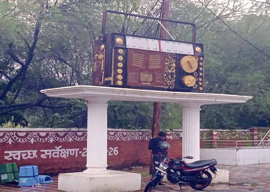 सागर के चौराहों की बदली सूरत, कबाड़ से बनी कलाकृतियों ने बढ़ाई सुंदरता
