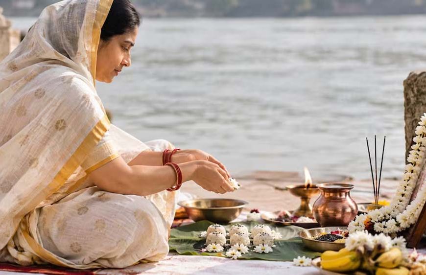 क्या महिलाएं कर सकती हैं श्राद्ध और पिंडदान? गरुड़ पुराण में बताए गए हैं ये नियम