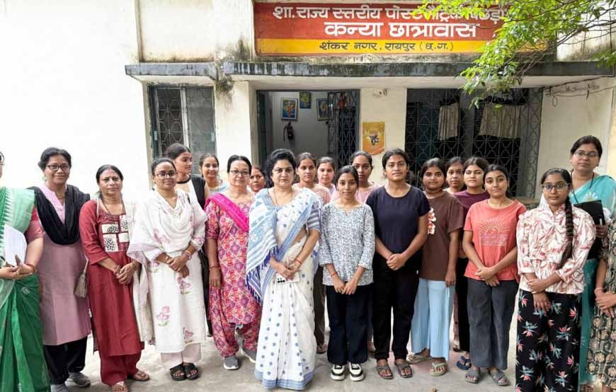 रायपुर : राज्य महिला आयोग की अध्यक्ष डॉ. ममता साहू ने किया कन्या छात्रावास का औचक निरीक्षण