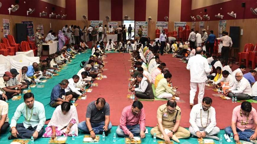 नेवता भोज में दिखी सामाजिक समरसता की मिसाल, एक साथ बैठे बैगा पुजारी, जनप्रतिनिधि और अधिकारी