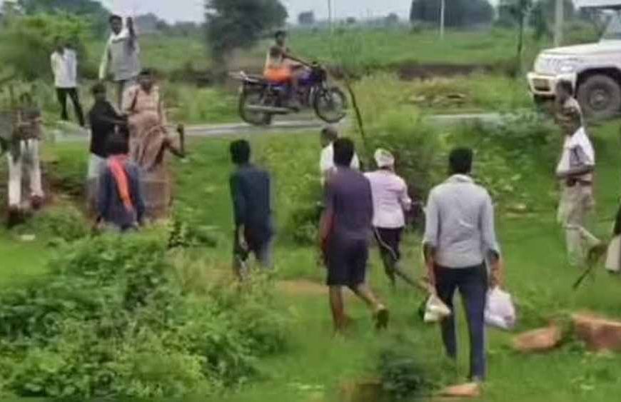 जंगल में अतिक्रमण जांच करने पहुंची टीम से ग्रामीणों की झूमाझटकी