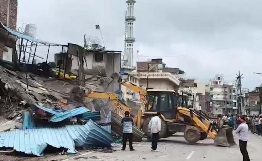 वाराणसी में जायका रेस्टोरेंट पर चला VDA का बुलडोजर, अवैध निर्माण पर कार्रवाई