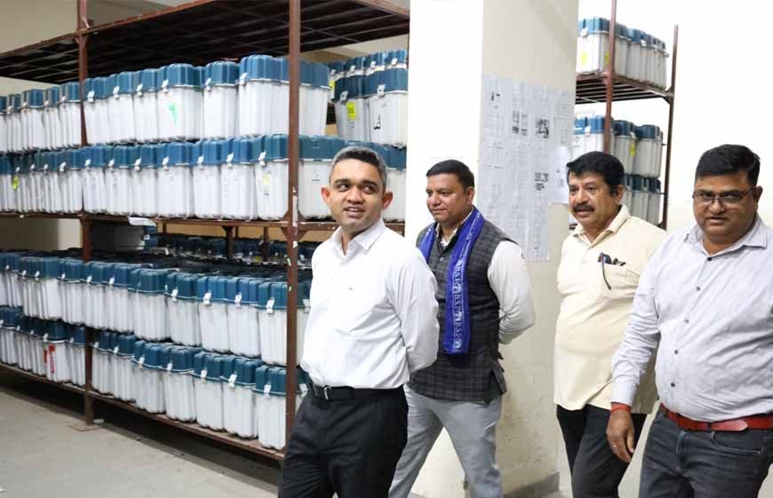 कलेक्टर  मिश्रा ने ईवीएम गोडाउन का किया निरीक्षण
