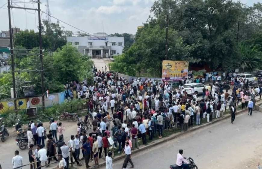 मुरैना के जौरा में पुलिस पिटाई के आरोप पर भड़का जनआक्रोश, विधायक संग सड़कों पर उतरे व्यापारी