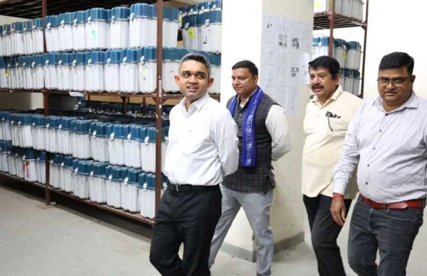भोपाल में राजनीतिक दलों की मौजूदगी में खुला EVM गोदाम, कलेक्टर प्रियंक मिश्रा ने जांची सुरक्षा व्यवस्था