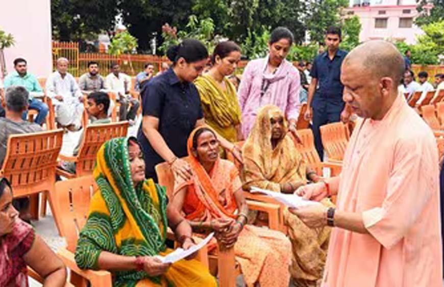 बारिश के बीच CM योगी का जनता दर्शन, करीब 200 फरियादियों की सुनी समस्याएं