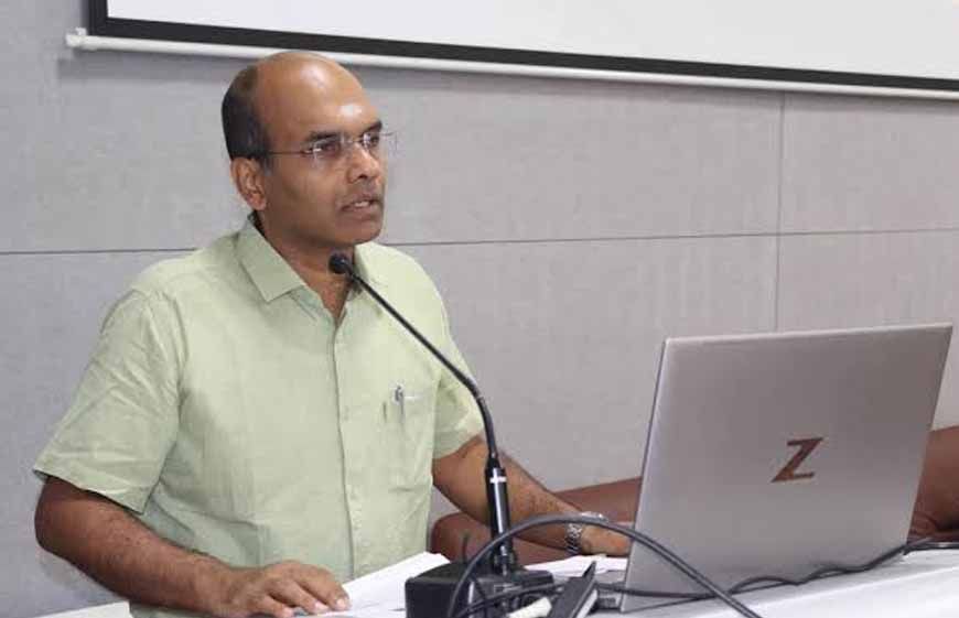 सीएम हेल्पलाइन एवं संबल योजना के लंबित प्रकरणों के निराकरण में लापरवाही स्वीकार्य नहीं : श्रम सचिव रघुराज राजेन्द्रन