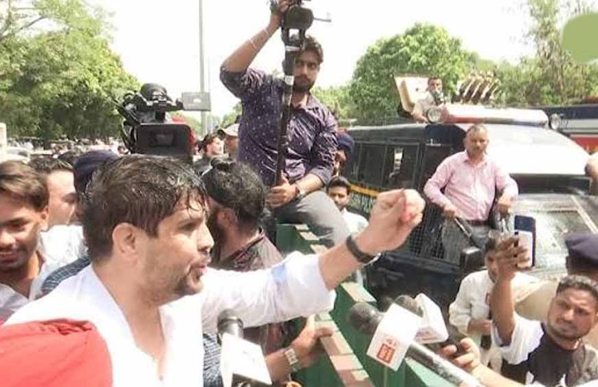 पंजाब कांग्रेस प्रदर्शन पर वॉटर कैनन, राजा वड़िंग हिरासत में
