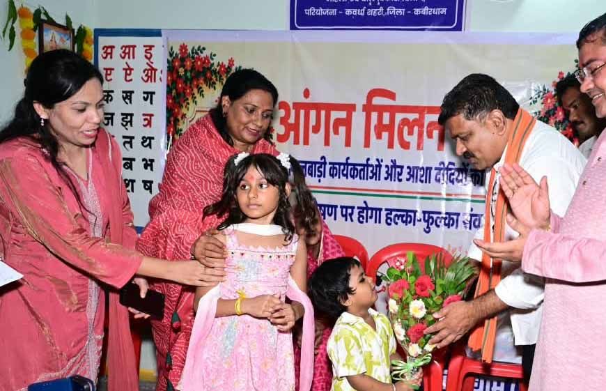फूल लेकर आए नन्हे कदम, उप मुख्यमंत्री ने बच्चों को गोद में उठाया, बच्चों की मासूमियत ने जीता दिल