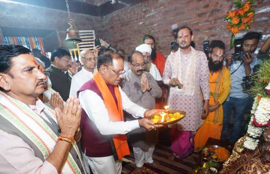 मुख्यमंत्री विष्णु देव साय ने मदकूद्वीप के प्राचीन मंदिरों में की पूजा-अर्चना