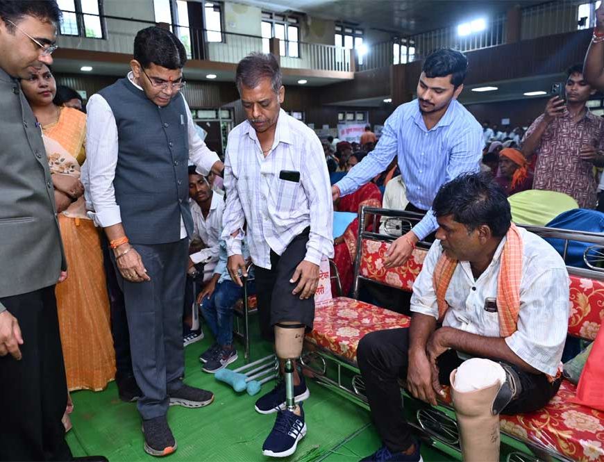 बलौदाबाजार में राजस्व मंत्री  टंक राम वर्मा ने दिव्यांगजनों को बांटे सहायक उपकरण