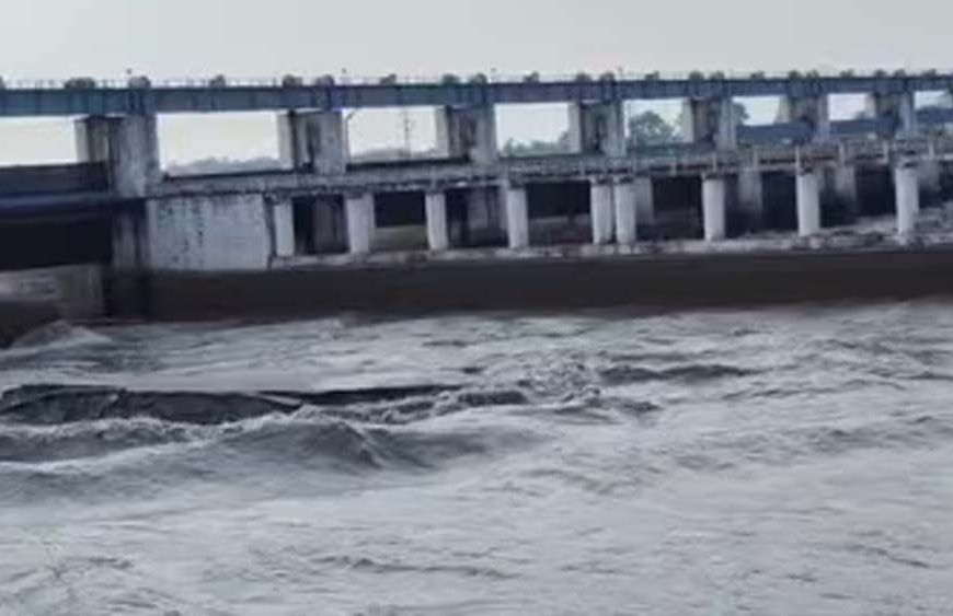 यूपी में भारी बारिश से उफनी नदियां, 7 जिलों में बाढ़ का अलर्ट