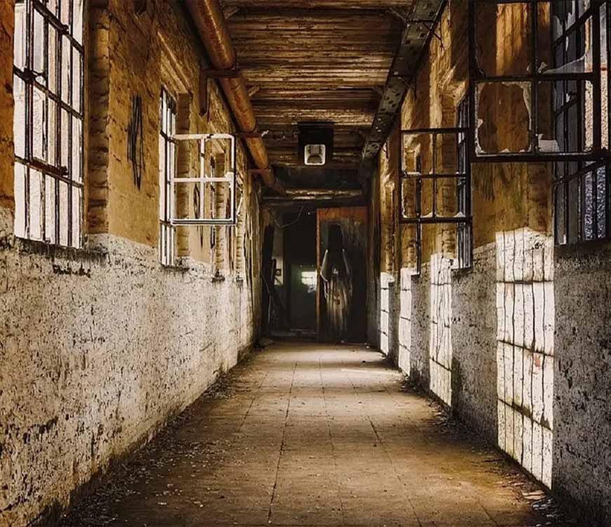 'आत्मा भटकने' की अफवाह से बवाल, पुलिस-छात्र भिड़े