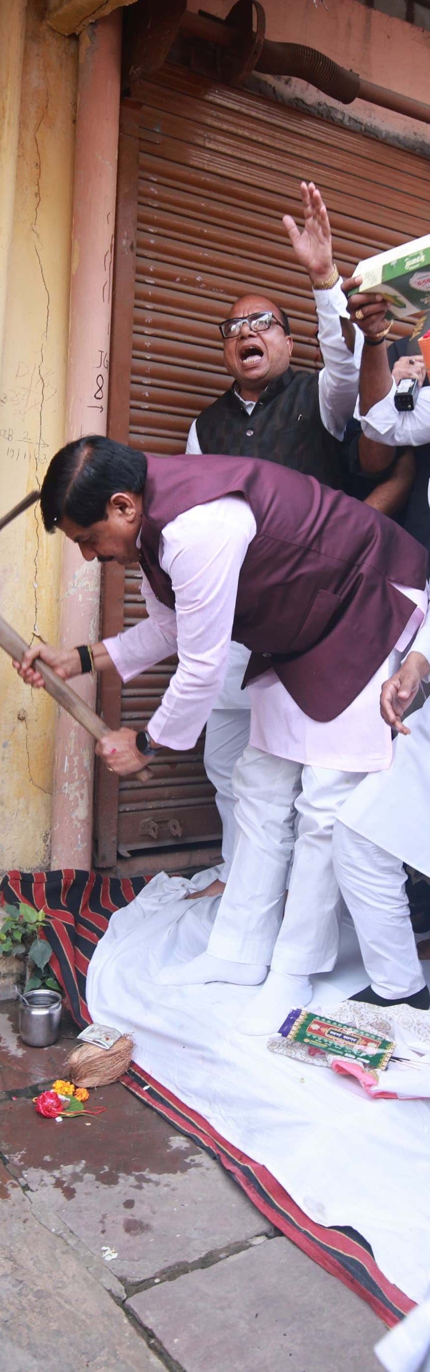 जिस घर में जन्मे, छोटे से बड़े हुए, खेले-कूदे...,' कहते-कहते भावुक हुए सीएम डॉ. यादव, अपने ही घर पर आखिर क्यों चलाई गैंती?