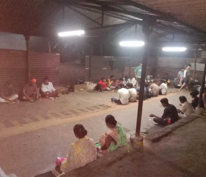 नेलसनार में बाढ़ के बीच जिला प्रशासन की मानवीय पहल, बाढ़ में फंसे यात्रियों को कराया भोजन