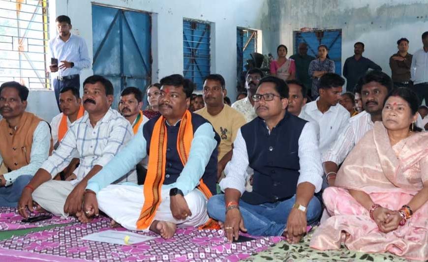 कुंगारपाल में वन मंत्री श्री केदार कश्यप की मौजूदगी में ग्रामीणों ने सुना 'मन की बात' का 138 वां संस्करण