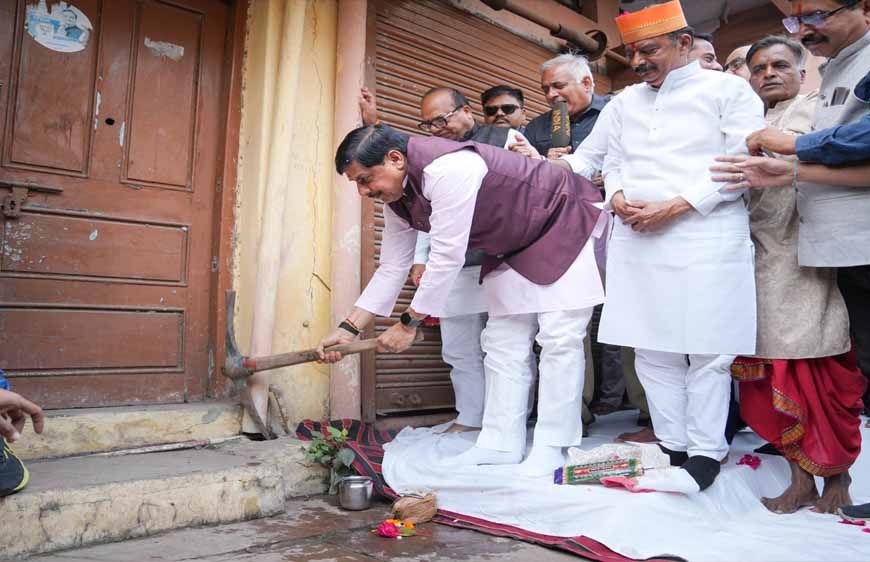 मुख्यमंत्री डॉ. यादव ने खुद अपने पैतृक मकान पर गेती चलाकर सिंहस्थ के लिए सड़क चौड़ीकरण कार्य के लिए प्रस्तुत किया अद्वितीय उदाहरण