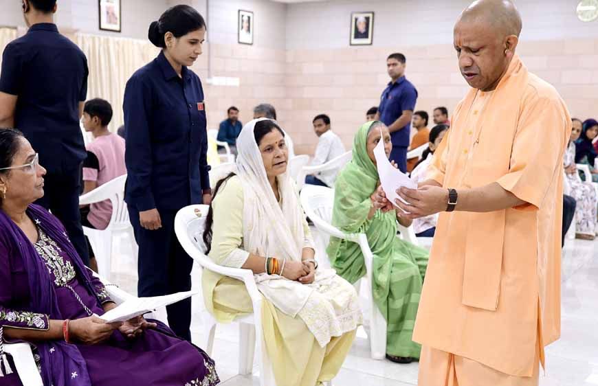 शांति, खुशहाली व सुदृढ़ कानून व्यवस्था नए यूपी की पहचान, इसमें बाधा डालने वालों को सिखाएं सबकः मुख्यमंत्री