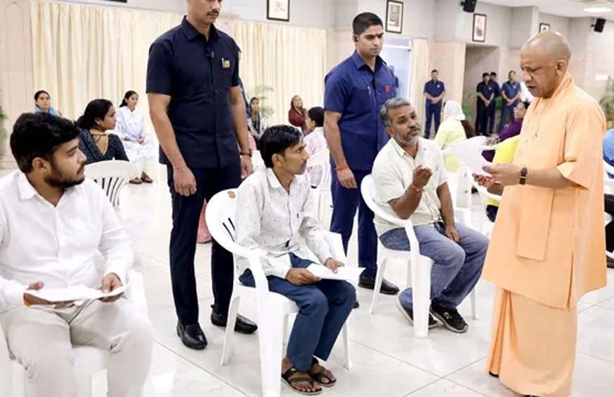 जनता दर्शन में बुजुर्ग की पीड़ा सुन भावुक हुए CM योगी, आरोपियों पर सख्त कार्रवाई के निर्देश