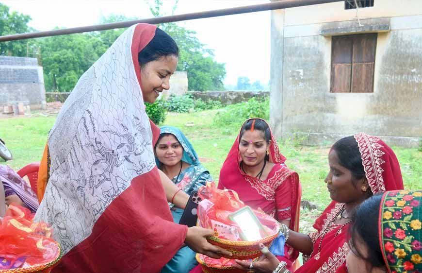 मंत्री  लक्ष्मी राजवाड़े ने आंगनबाड़ी केंद्रों में बच्चों को कराया न्योता भोज, माताओं को भेंट किए मुनगा के पौधे