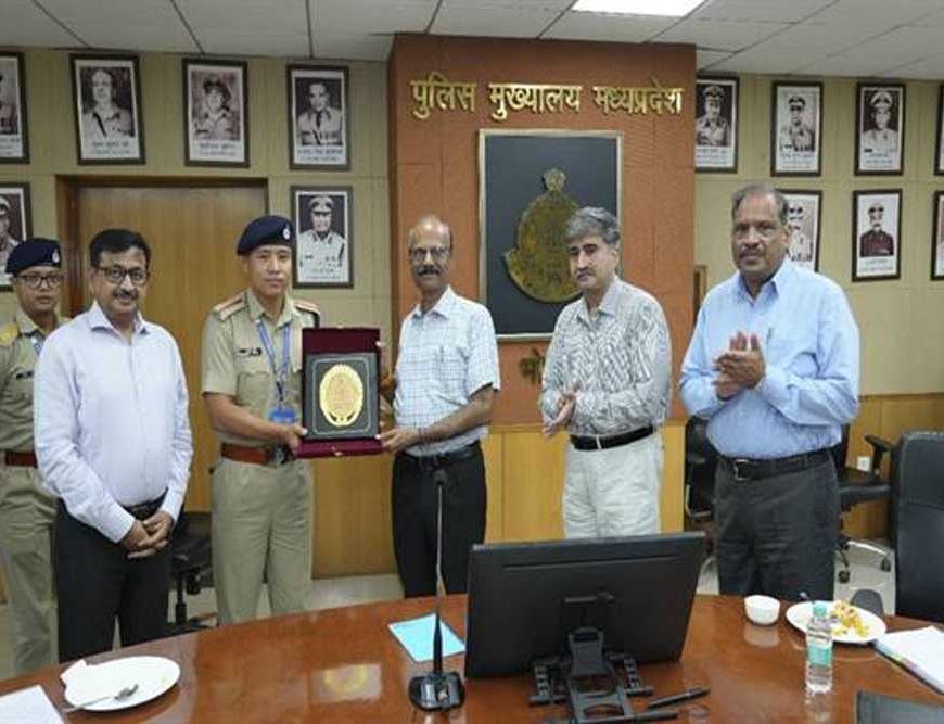 उत्तर पूर्वी पुलिस अकादमी के प्रशिक्षु पुलिस अधिकारियों ने की पुलिस महानिदेशक से भेंट