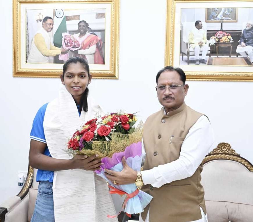 एशियन गेम्स की स्वर्ण पदक विजेता टीम की संजू देवी को मुख्यमंत्री  विष्णु देव साय ने 51 लाख रुपए की प्रोत्साहन राशि देने की घोषणा की