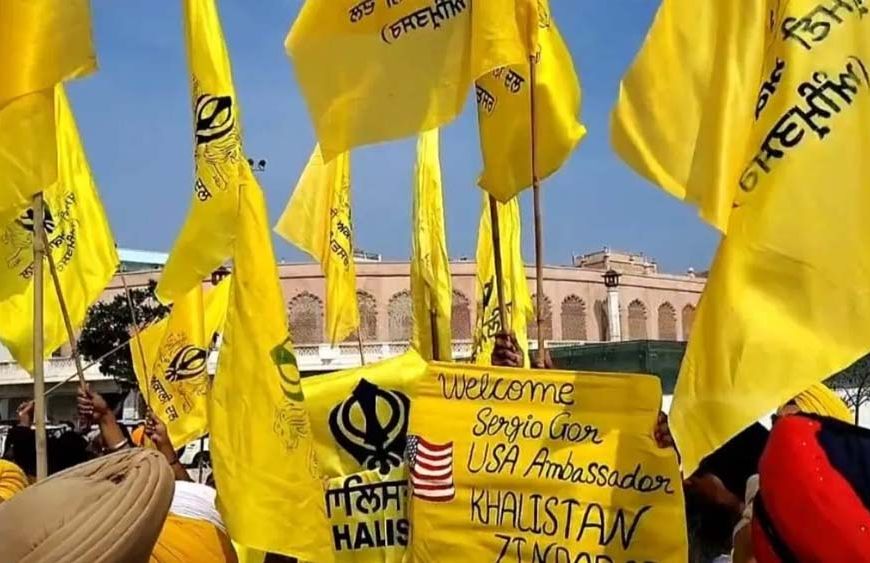 अमेरिकी राजदूत के दरबार साहिब पहुंचते ही लहराए खालिस्तानी झंडे