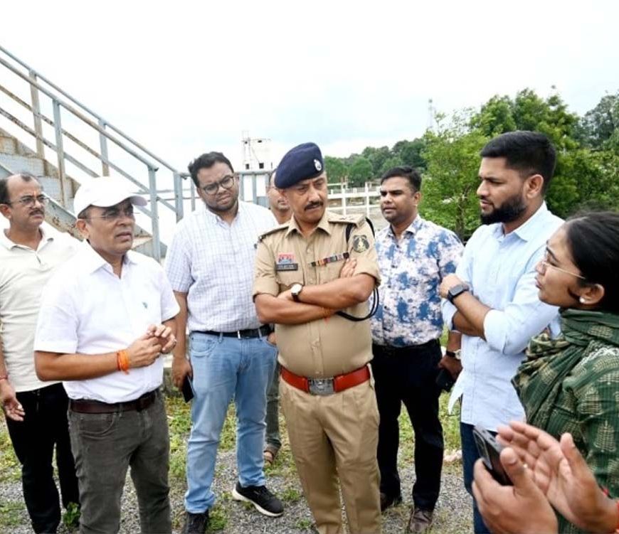 जांजगीर-चांपा में उफान पर महानदी, कलेक्टर-SP ने बाढ़ प्रभावित इलाकों का लिया जायजा