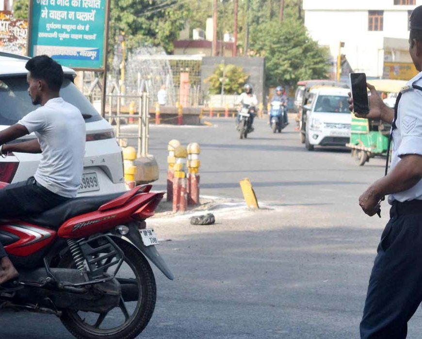 ई-चालान Next Gen 2.0 में बड़ा बदलाव, पीछे बैठे बिना हेलमेट सवारी का भी चालान
