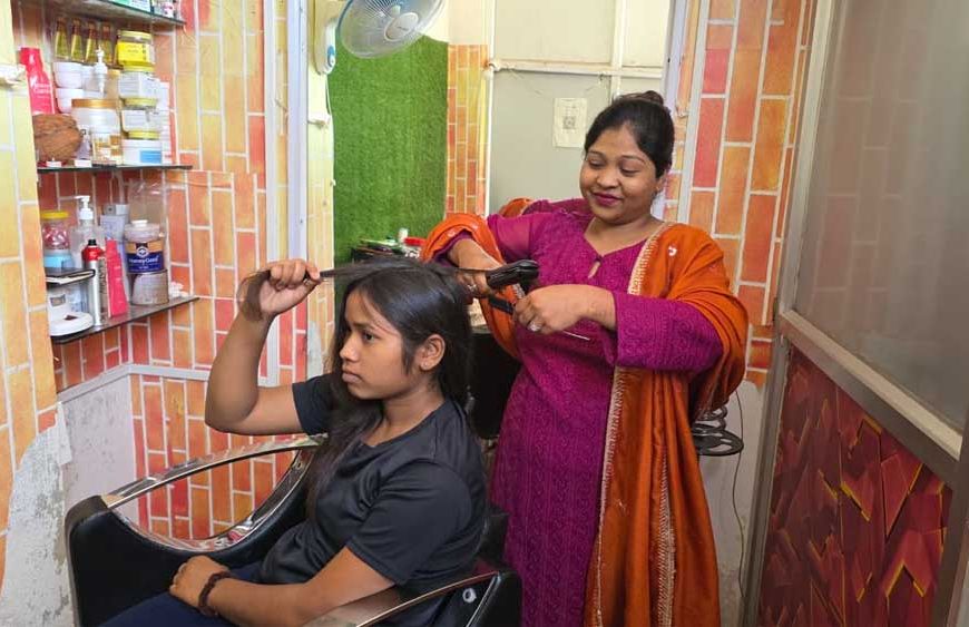 हुनर ने दी आत्मनिर्भरता की राह, ब्यूटी पार्लर से किरण को हर माह 12 से 20 हजार रुपये तक की आय