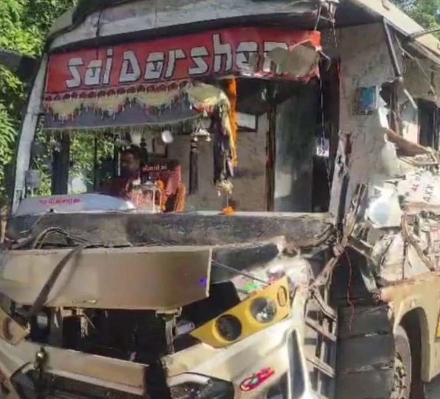 अहमदाबाद-वडोदरा एक्सप्रेसवे पर भीषण हादसा, बस-ट्रक भिड़ंत में 7 की मौत