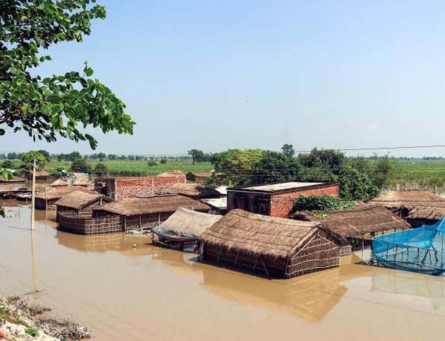 बिहार में गंडक का कहर, दो जिलों में तटबंध टूटे; गांवों में बाढ़ का खतरा