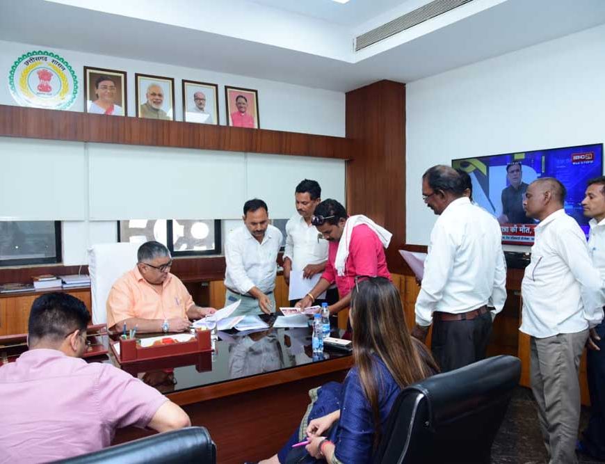 पर्यटन एवं संस्कृति मंत्री  राजेश अग्रवाल ने मंत्रालय स्थित कार्यालय में आगंतुकों से की मुलाकात