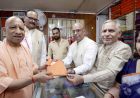 मुख्यमंत्री ने गांधी जयंती पर खादी आश्रम से की खरीदारी
