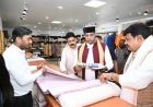 गांधी जयंती पर मंत्री  विश्वास सारंग ने खरीदे खादी के वस्त्र; स्वदेशी अपनाने का दिया संदेश