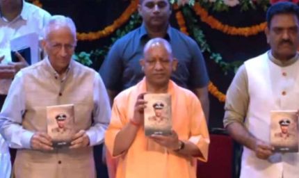 CM योगी ने वीरता पदक से सम्मानित किए पुलिसकर्मी, शहीद इंस्पेक्टर की पत्नी को भी सम्मान