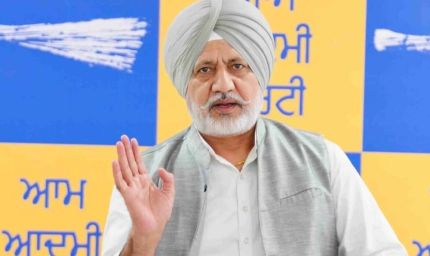 बहरीन से बीवी लाने और गाड़ी देने पर AAP का सुखबीर बादल से सवाल