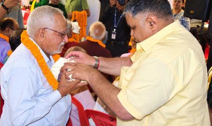 अंतर्राष्ट्रीय वृद्धजन दिवस पर सियानगुड़ी में बुजुर्गों का सम्मान,  राजेश अग्रवाल ने शॉल-फल भेंट कर लिया आशीर्वाद