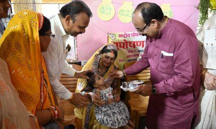 "बच्चों के अंदर अपना बचपना ढूंढता हूं..." जमीन पर बैठकर बच्चों संग खेले श्री अरुण साव
