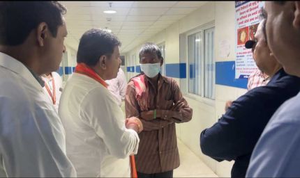 उप मुख्यमंत्री  विजय शर्मा ने अस्पताल पहुंचकर जाना सड़क हादसे में घायलों का हाल