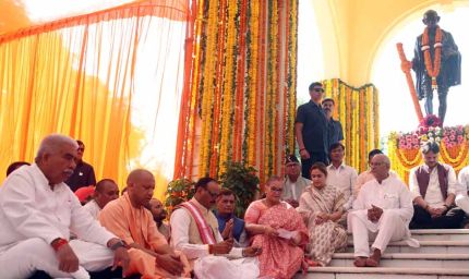 मुख्यमंत्री ने राष्ट्रपिता महात्मा गांधी की प्रतिमा पर किया पुष्पार्चन
