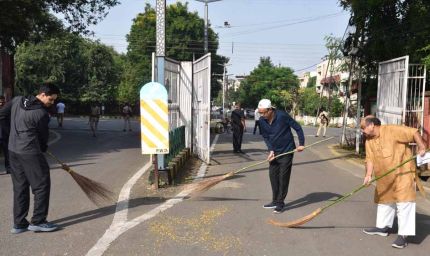राज्यपाल डेका ने गांधी जयंती पर की साफ-सफाई