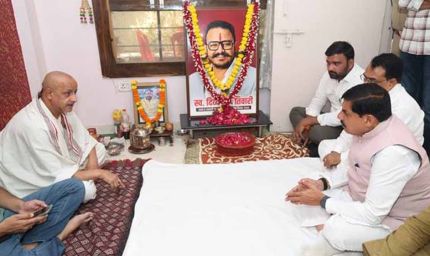 मुख्यमंत्री डॉ. यादव ने स्व. दिव्यऋषि तिवारी के निवास पहुंचकर परिजन को दी सांत्वना