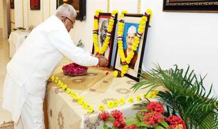 राज्यपाल पटेल ने महात्मा गांधी और पूर्व प्रधानमंत्री स्व. शास्त्री को किया नमन