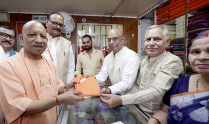 मुख्यमंत्री ने गांधी जयंती पर खादी आश्रम से की खरीदारी