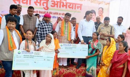 वन मंत्री केदार कश्यप ने हितग्राहियों को सौंपी आवास की चाबी, वनाधिकार पत्र और योजना सहायता