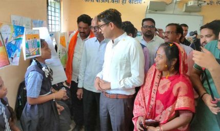वित्त मंत्री  ओ.पी. चौधरी ने पंचपारा में विद्यार्थियों की प्रतिभा को सराहा