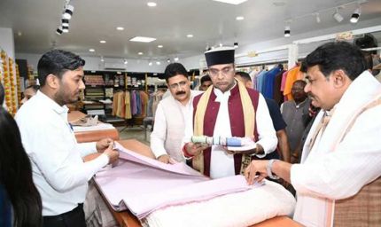 गांधी जयंती पर मंत्री  विश्वास सारंग ने खरीदे खादी के वस्त्र; स्वदेशी अपनाने का दिया संदेश